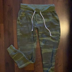 XS camo jogger leggings
